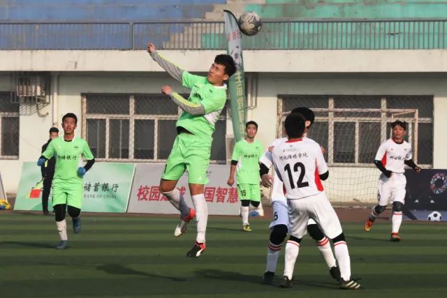 泰王后苏提达亲飞“鹰狮”战机，实力坐稳中宫